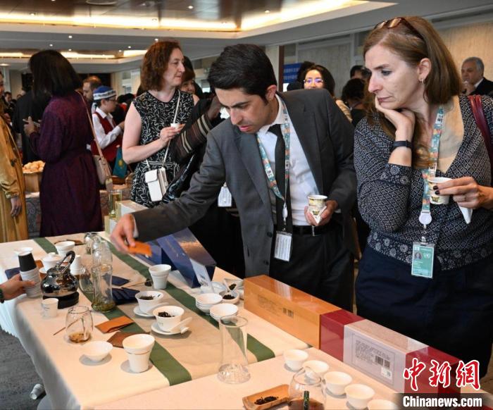 現(xiàn)場(chǎng)觀眾觀看中國(guó)展臺(tái)茶藝表演、了解茶文化?！【笜?shù) 攝