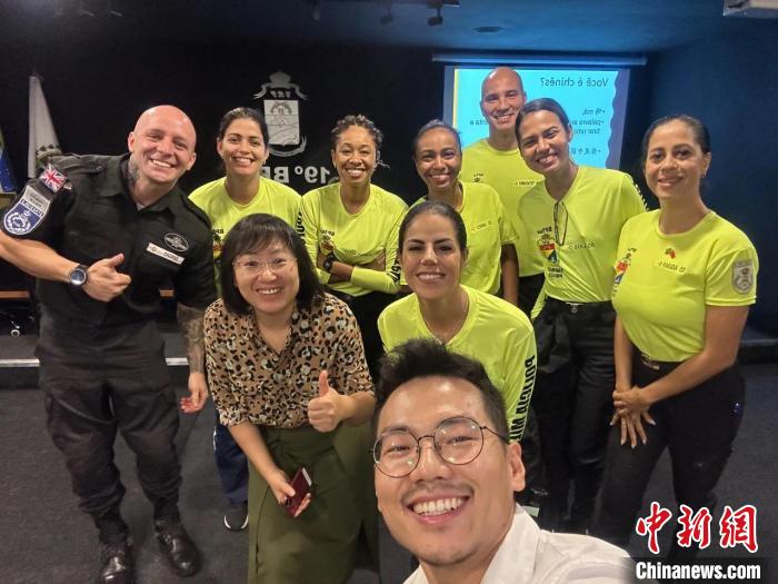 里約旅游警察上中文課?！±锛s熱內(nèi)盧天主教大學(xué)孔子學(xué)院供圖