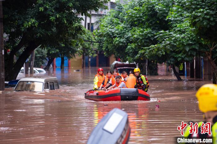 7月4日，萬(wàn)州區(qū)五橋街道，消防救援人員用沖鋒舟救援轉(zhuǎn)運(yùn)被困群眾。　冉孟軍 攝