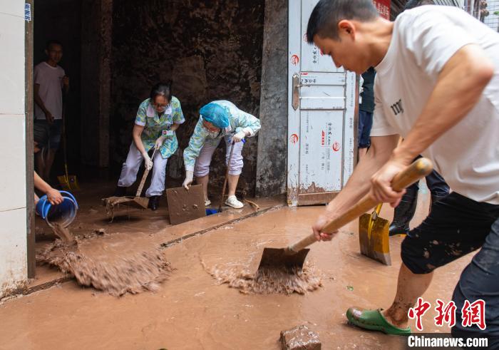 7月4日，萬(wàn)州區(qū)五橋街道，洪水退去后，居民開展清淤工作?！∪矫宪?攝