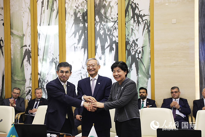 上合組織秘書處、哈駐華使館、上合組織睦鄰友好合作委員會(huì)簽署《聯(lián)合行動(dòng)計(jì)劃》。人民網(wǎng) 俄布拉依攝