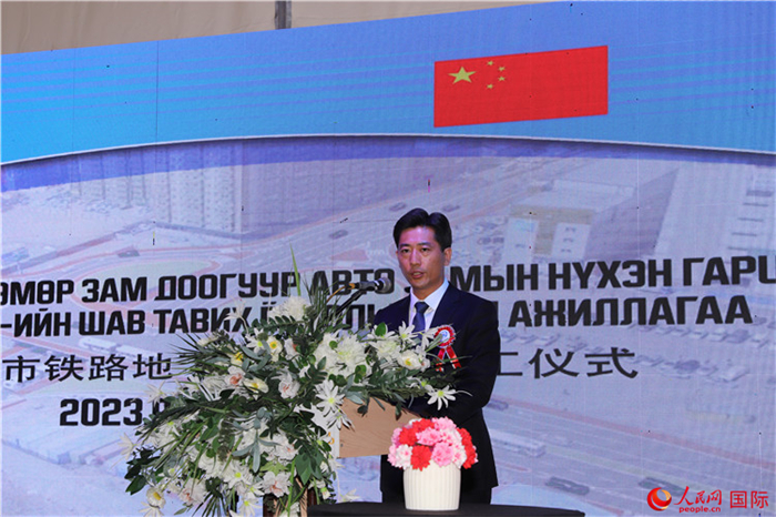 中鐵四局集團(tuán)國際事業(yè)部執(zhí)行經(jīng)理朱春峰致辭。人民網(wǎng)記者 霍文攝