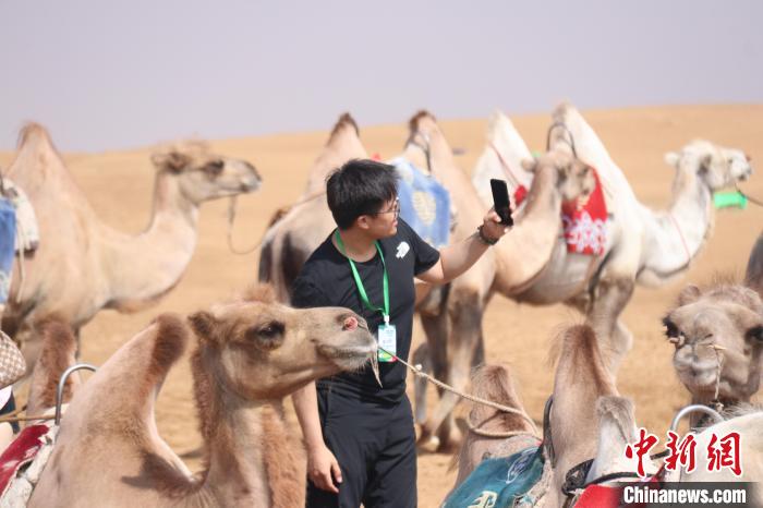 圖為臺胞體驗(yàn)大美內(nèi)蒙古?！⊥袐I供圖