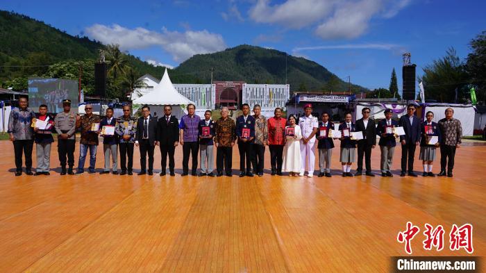 嘉賓為優(yōu)秀畢業(yè)生頒發(fā)榮譽(yù)證書。牛海濤攝