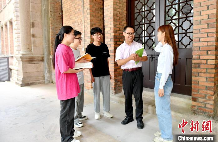 7月4日，臺灣教師陳昭志正在和學生交流。　呂明 攝