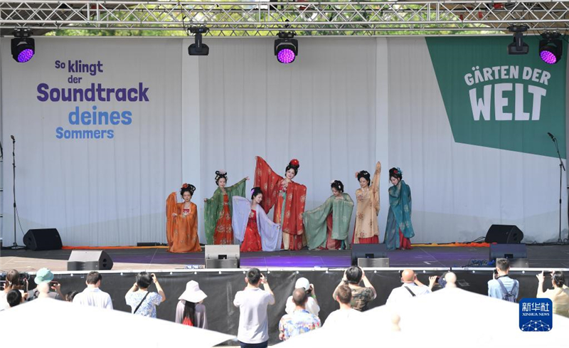 7月8日，在德國柏林世界公園，漢服愛好者進(jìn)行漢服展示。新華社記者 任鵬飛 攝