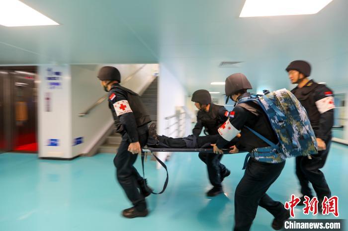 “和平方舟”號醫(yī)院船在西太平洋海域進(jìn)行反恐反海盜演練。圖為醫(yī)療救護(hù)組在轉(zhuǎn)運(yùn)“傷員”?！⌒煳?攝