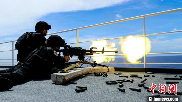 “和平方舟”號醫(yī)院船在西太平洋海域進(jìn)行反恐反海盜演練。圖為火力組隊(duì)員進(jìn)行警告射擊。　徐巍 攝