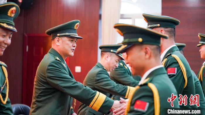 首長(zhǎng)為晉銜官兵頒發(fā)任命狀?！堨狭?攝