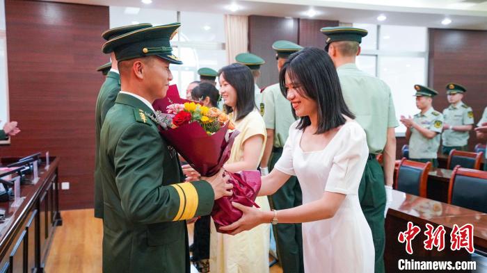 軍屬向晉升警官獻(xiàn)花?！堨狭?攝