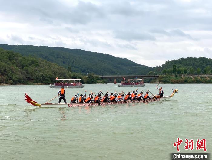 圖為龍舟賽活動(dòng)?！￡愳o 攝