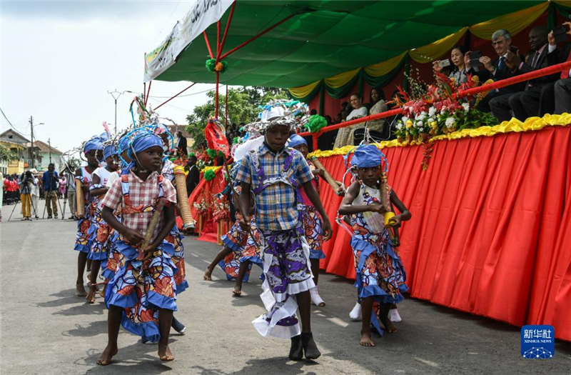 7月12日，演員在圣多美和普林西比圣多美島瓜達(dá)盧佩鎮(zhèn)舉行的獨(dú)立日慶典活動(dòng)上表演。新華社記者 韓旭 攝