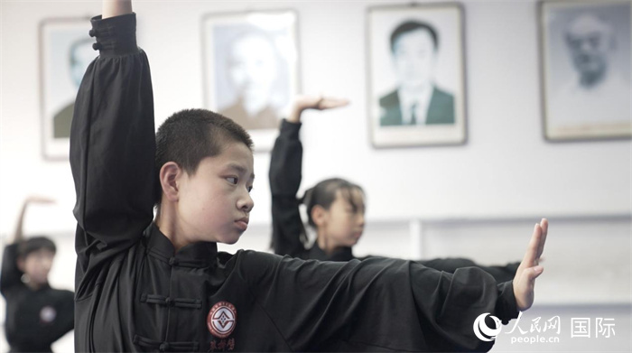 正在練習(xí)劈掛拳的武術(shù)學(xué)童。人民網(wǎng)記者 袁蒙攝