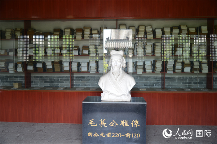 河間詩(shī)經(jīng)齋毛萇雕像。雕像后書(shū)櫥中陳列的是歷代各版本《詩(shī)經(jīng)》及譯本。 人民網(wǎng) 趙昭攝