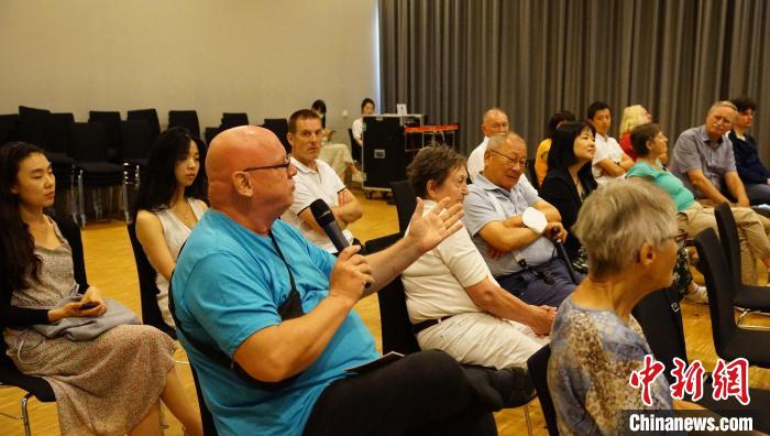 圖為現(xiàn)場(chǎng)觀眾提問(wèn)?！“亓种袊?guó)文化中心供圖