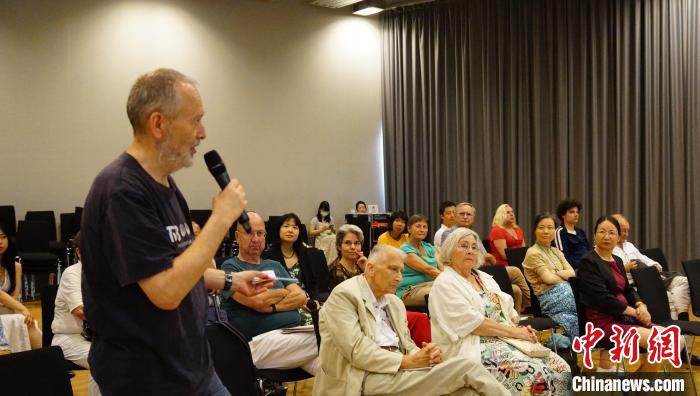 圖為現(xiàn)場(chǎng)觀眾提問(wèn)?！“亓种袊?guó)文化中心供圖