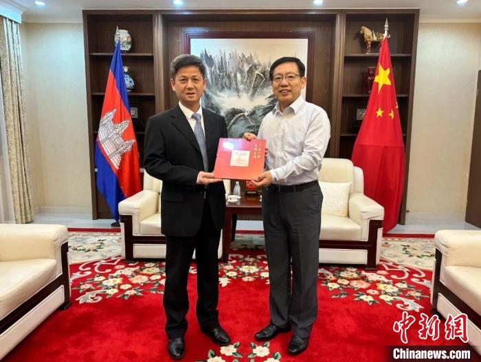 7月12日下午，中國駐柬埔寨大使王文天在金邊會見援柬中醫(yī)醫(yī)療隊?！≈袊v柬埔寨大使館微信公眾號 攝