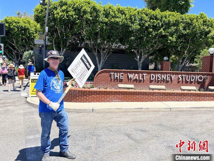 當(dāng)?shù)貢r(shí)間7月14日上午，華納兄弟、迪士尼等美國(guó)影視娛樂產(chǎn)業(yè)巨頭總部門前，有成百上千的人高舉“罷工”標(biāo)語(yǔ)牌游行示威。由于未能與美國(guó)電影和電視制片人聯(lián)盟(AMPTP)就新合同達(dá)成協(xié)議，擁有約16萬(wàn)名會(huì)員的好萊塢三大工會(huì)之一美國(guó)影視演員協(xié)會(huì)(SAG-AFTRA)發(fā)起罷工，于14日起在洛杉磯和紐約的十余家制片公司外示威游行。 <a target='_blank' href='/'><p  align=