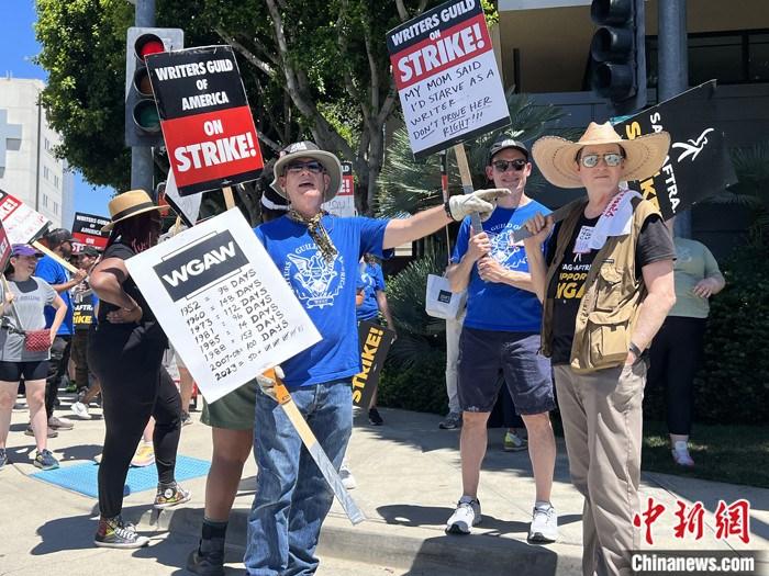 當(dāng)?shù)貢r(shí)間7月14日上午，華納兄弟、迪士尼等美國(guó)影視娛樂產(chǎn)業(yè)巨頭總部門前，有成百上千的人高舉“罷工”標(biāo)語(yǔ)牌游行示威。由于未能與美國(guó)電影和電視制片人聯(lián)盟(AMPTP)就新合同達(dá)成協(xié)議，擁有約16萬(wàn)名會(huì)員的好萊塢三大工會(huì)之一美國(guó)影視演員協(xié)會(huì)(SAG-AFTRA)發(fā)起罷工，于14日起在洛杉磯和紐約的十余家制片公司外示威游行。 <a target='_blank' href='/'><p  align=