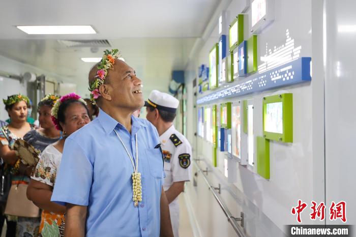 基里巴斯總統(tǒng)等政要參觀海上醫(yī)院?！⌒煳?攝