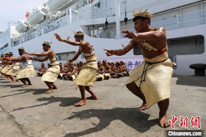 基方民眾表演當?shù)靥厣璧?，歡迎“和平方舟”號醫(yī)院船來訪?！⌒煳?攝