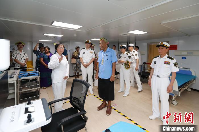 基里巴斯總統(tǒng)等政要參觀海上醫(yī)院?！⌒煳?攝
