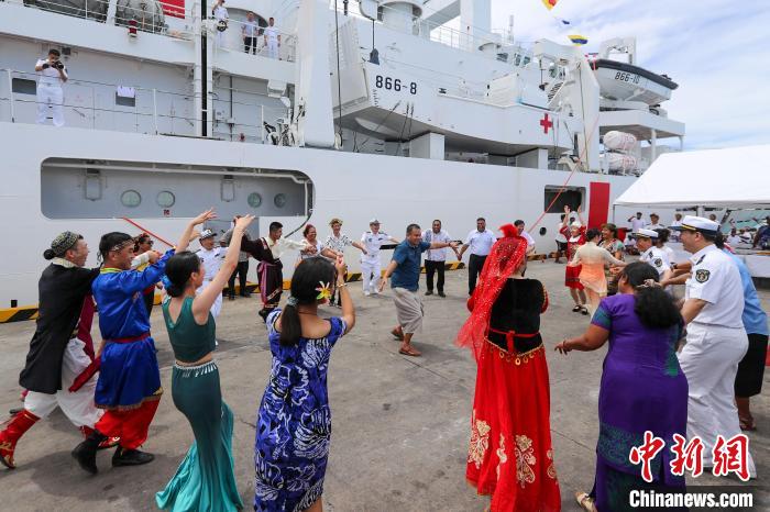 中基雙方人員在碼頭歡迎儀式上歡聚一堂?！⌒煳?攝