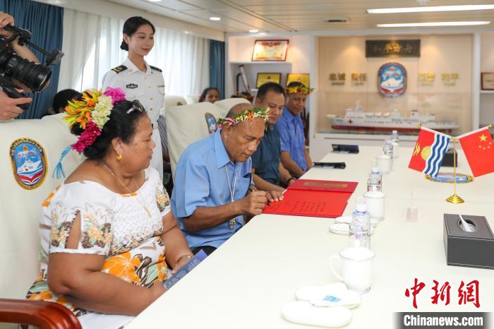 基里巴斯總統(tǒng)塔內?！ゑR茂為“和平方舟”醫(yī)院船留言?！⌒煳?攝