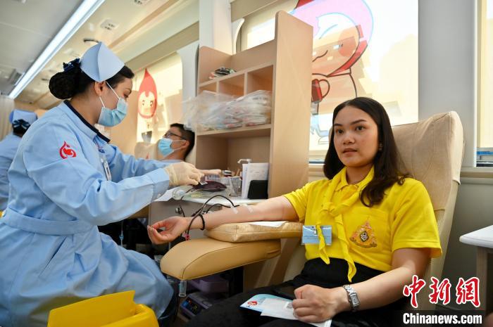 圖為獻血活動現(xiàn)場。　俞靖 攝