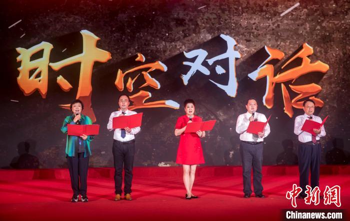 陳曉帆與顏福慶之孫顏志淵、陶行知曾孫陶侃、榮毅仁侄女榮智豐深情朗誦《與統(tǒng)戰(zhàn)先輩的時空對話》。　張昊 攝