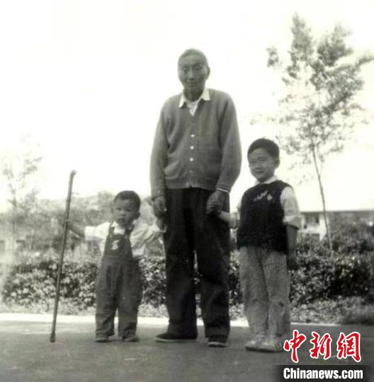 陳望道與幼年的陳曉帆(左)、陳曉帆的哥哥一起合影?！￡悤苑﹫D