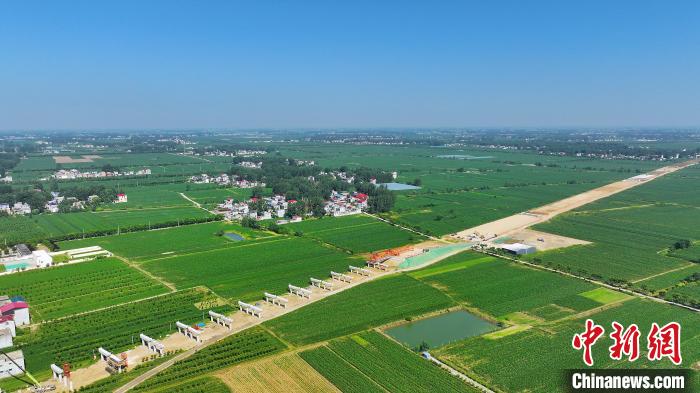 航拍合(肥)周(口)高速潁臨段8標(biāo)架梁施工現(xiàn)場(chǎng)?！⒂癫?攝