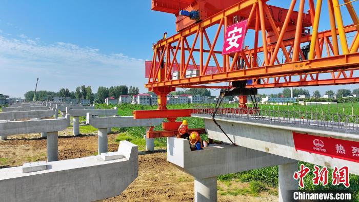 長(zhǎng)25米重80噸的箱梁平穩(wěn)、精準(zhǔn)地落在S314分離式立交橋25號(hào)和26號(hào)墩上?！⒂癫?攝