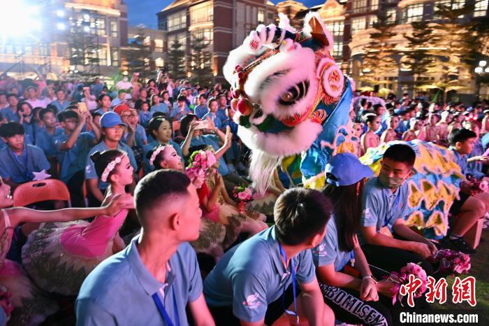 舞獅表演與現(xiàn)場觀眾互動(dòng)?！⊥鯑|明 攝