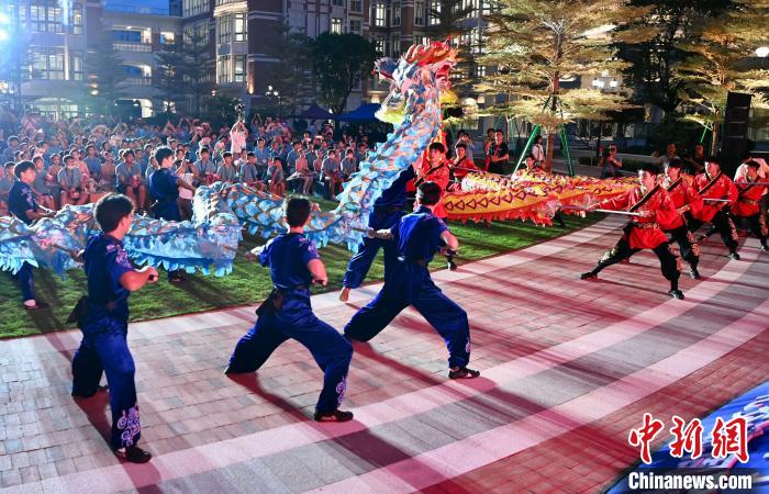 兩岸青少年同臺(tái)呈現(xiàn)龍獅表演?！⊥鯑|明 攝