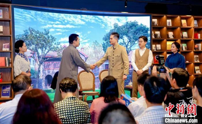 實(shí)驗(yàn)舞臺(tái)劇《握手》片段?！↑S浦區(qū)委統(tǒng)戰(zhàn)部供圖