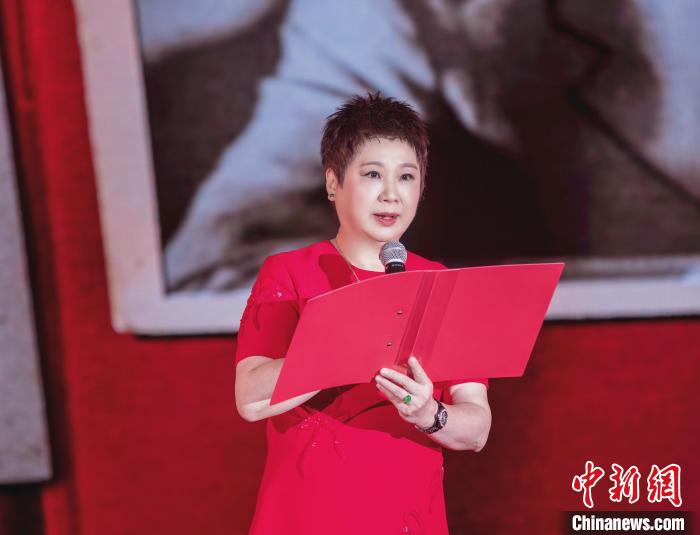 7月16日，榮智豐在2023年上海統(tǒng)戰(zhàn)文化周開(kāi)幕活動(dòng)中朗誦《與統(tǒng)戰(zhàn)先輩的時(shí)空對(duì)話》?！堦?攝