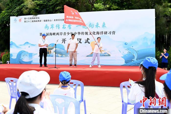 研習(xí)營授旗儀式。　張金川 攝