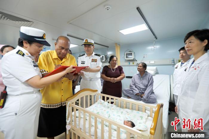 基里巴斯總統(tǒng)馬茂為新生兒取名，并在出生證明上親筆填寫寶寶名字?！±栌?攝