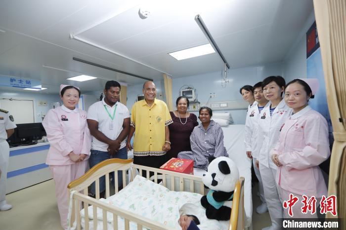 基里巴斯總統(tǒng)馬茂與海上醫(yī)院醫(yī)護人員、新生兒家人合影?！±栌?攝