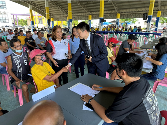 中方與菲方一道將中國(guó)援菲化肥分發(fā)至菲農(nóng)戶手中。中國(guó)駐菲律賓大使館供圖