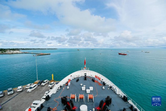 7月22日，中國海軍“和平方舟”號醫(yī)院船駛離基里巴斯首都塔拉瓦。當(dāng)?shù)貢r間22日上午10時，執(zhí)行“和諧使命-2023”任務(wù)的中國海軍“和平方舟”號醫(yī)院船圓滿結(jié)束對基里巴斯的首次訪問，駛離基里巴斯首都塔拉瓦，前往本次任務(wù)的第二站湯加努庫阿洛法港。新華社發(fā)（黎宇 攝）