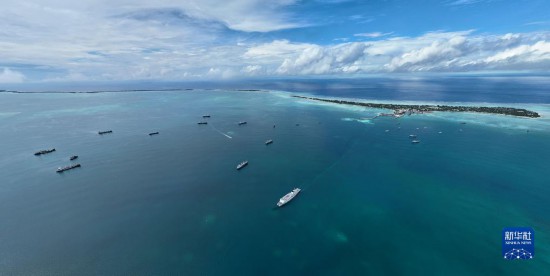 7月22日，中國海軍“和平方舟”號醫(yī)院船結(jié)束基里巴斯訪問，駛離塔拉瓦港。新華社發(fā)（桂江波 攝）