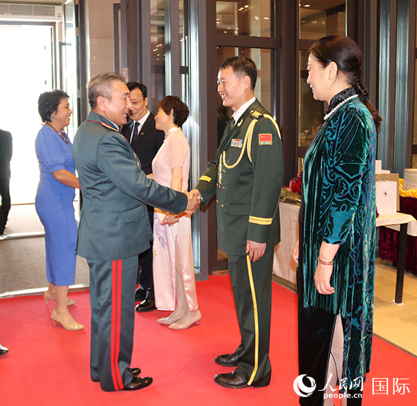 國(guó)防武官胡德君大校迎接賓客。人民網(wǎng)記者李強(qiáng)攝