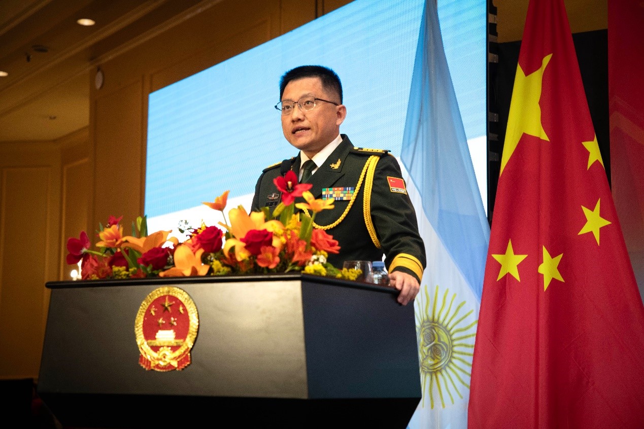 中國(guó)駐阿根廷大使館武官劉淼大校致辭。中國(guó)駐阿根廷大使館供圖