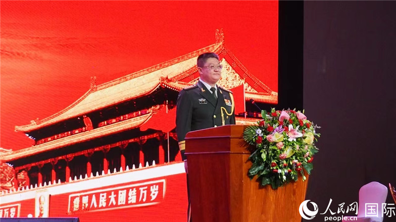 圖為中國(guó)駐老撾大使館國(guó)防武官李兵大校致辭。人民網(wǎng)記者 孫廣勇攝