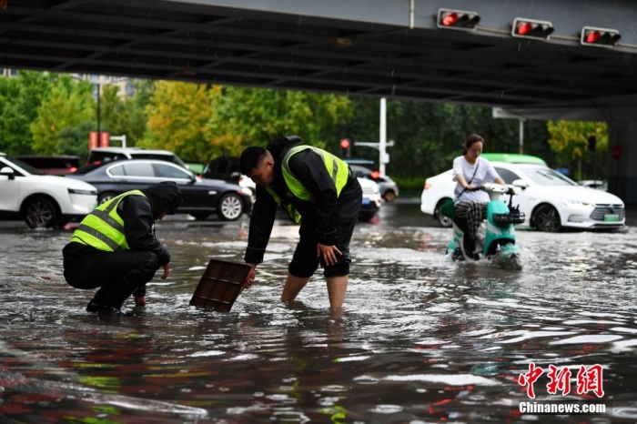 7月30日，河北省持續(xù)發(fā)布暴雨紅色預(yù)警信號(hào)。受今年第5號(hào)臺(tái)風(fēng)“杜蘇芮”殘余環(huán)流影響，7月28日以來(lái)，地處華北地區(qū)的河北省大部出現(xiàn)降雨。30日17時(shí)，該省氣象臺(tái)發(fā)布當(dāng)日第三次暴雨紅色預(yù)警信號(hào)。石家莊市城區(qū)不少區(qū)域積水嚴(yán)重，城管、環(huán)衛(wèi)、園林、市政等部門緊急出動(dòng)，聯(lián)合疏堵保暢，筑牢防汛安全屏障。圖為石家莊裕華區(qū)城管局防汛隊(duì)員對(duì)沿街收水井進(jìn)行雜物清理，以保證排水暢通。翟羽佳 攝