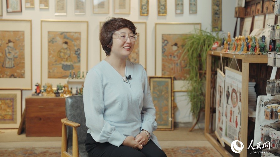 圖為瓷器修復(fù)藝術(shù)家王京。人民網(wǎng)記者 張若涵攝