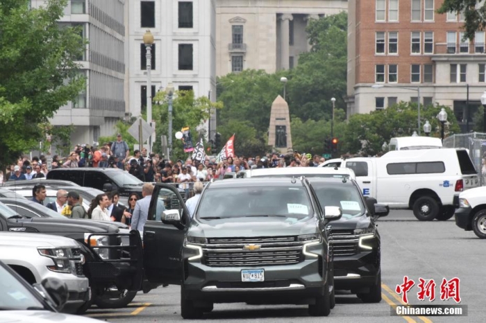 圖為特朗普出庭期間，其車(chē)隊(duì)和工作人員在聯(lián)邦法院外等待。<a target='_blank' href='/'><p  align=