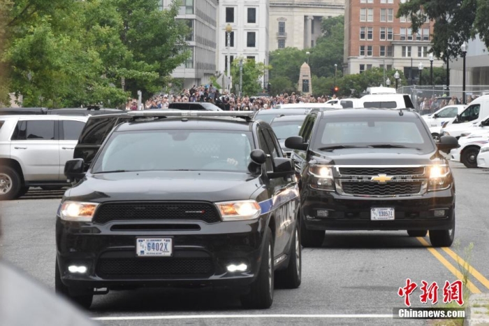 圖為結(jié)束出庭后，特朗普車(chē)隊(duì)駛離聯(lián)邦法院。<a target='_blank' href='/'><p  align=